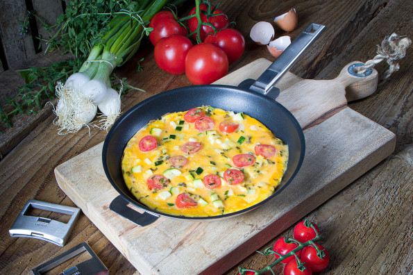 Omelett mit Tomaten und Zucchini