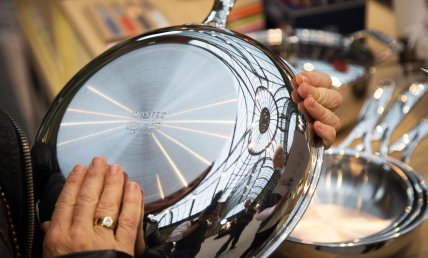 Comment nettoyer des taches sur l'inox et le faire briller