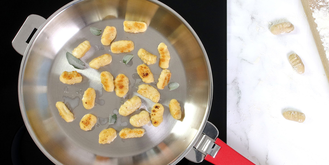 Comment enlever les taches de brûlure sur une plaque à induction ?