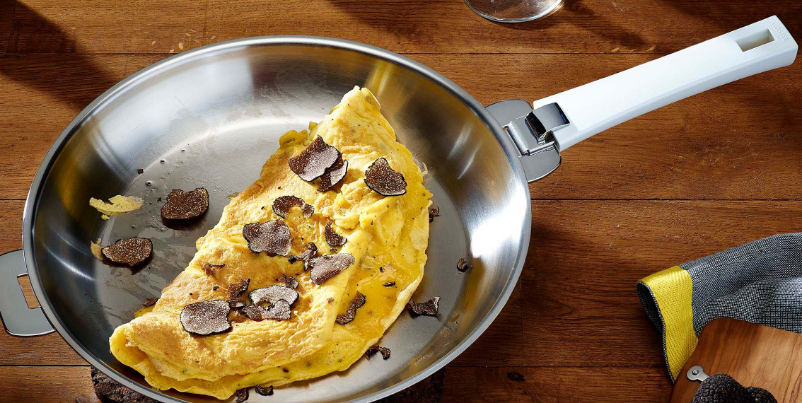 Oeuf Sur Le Plat Dans Une Poêle Sur La Cuisinière À Induction