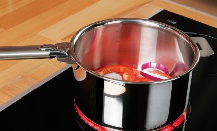 WIE KANN EIN INDUKTIONSKOCHFELD EFFIZIENT GEREINIGT WERDEN?