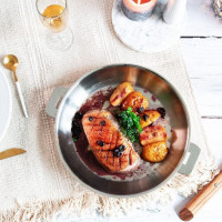 Nouvel An approche à grands pas ! Alors, que vous soyez en famille ou entre amis, on a la recette qu'il vous faut : le magret de canard aux pommes et cidre ! Un véritable délice 🤗