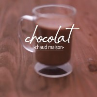 Alerte météo* températures glaciales en prévision !! Plan cocooning activé... et qui dit cocooning dit bien évidement plaid et chocolat chaud - option +++ au coin du feu de préférence ;) Et quand je dis chocolat chaud je vous parle bien d'un chocolat chaud maison ;) Je vous propose ici ma version gourmande et épicée dans le mug en verre double paroi CRISTEL @poiretcactus