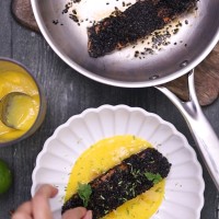 La magie de Noël c'est aussi de cuisiner avec 3 fois rien pour un max d'effet. Alors prêt à épater vos convives ? On démarre les festivités avec une petite folie : saumon en croûte de sésame noire, coulis de mangue et citron vert.