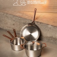 Cette édition capsule inédite est munie d’une poignée, d’anses et d’un bouton de