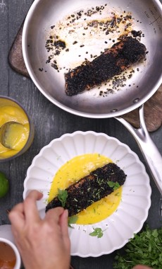 La magie de Noël c'est aussi de cuisiner avec 3 fois rien pour un max d'effet. Alors prêt à épater vos convives ? On démarre les festivités avec une petite folie : saumon en croûte de sésame noire, coulis de mangue et citron vert.