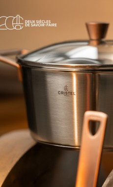 Cette édition capsule inédite est munie d’une poignée, d’anses et d’un bouton de