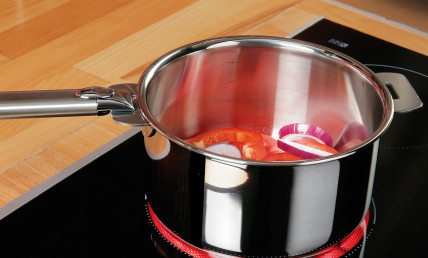 WIE KANN EIN INDUKTIONSKOCHFELD EFFIZIENT GEREINIGT WERDEN?