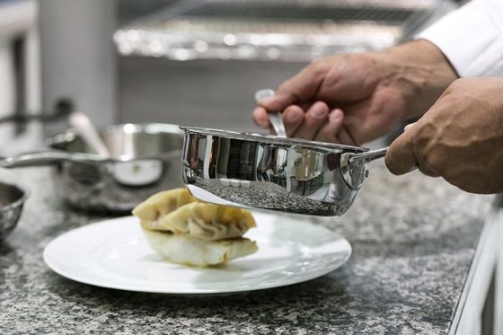 WIE BRINGT MAN EDELSTAHL ZUM GLÄNZEN?