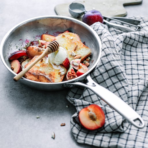 Professional fryingpan with handle 2