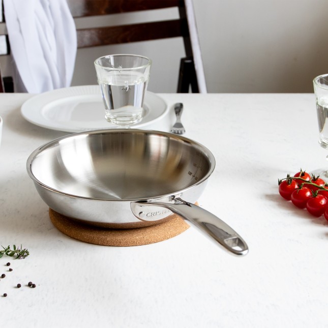 Professional fryingpan with handle 3