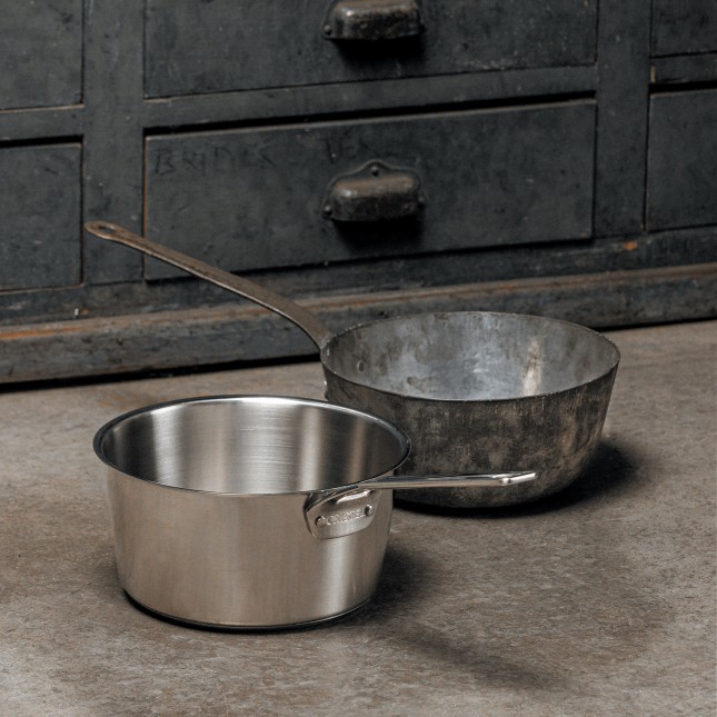 Set of 3 stainless steel saucepans  7