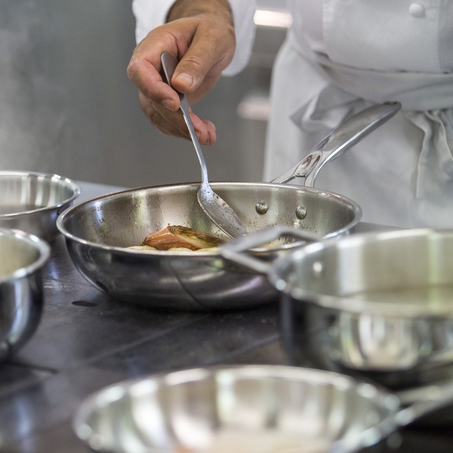 Professional fryingpan with handle 4