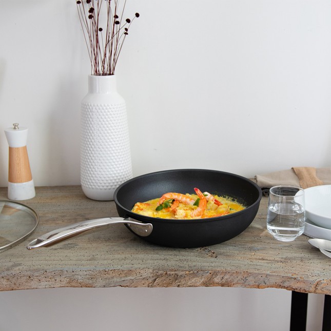 Aluminium sautépan, fixed handle 2