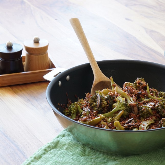 Wok with non-stick coating and removable handle 5