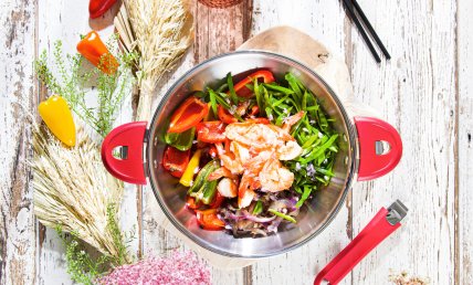 Wok de légumes sautés et gambas