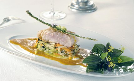 Dos de lieu jaune poêlé et effeuillé, réduction de jus de carottes bio et agrumes