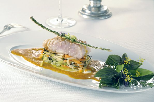 Dos de lieu jaune poêlé et effeuillé, réduction de jus de carottes bio et agrumes