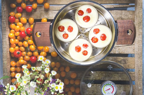 Flans de tomates cerises et basilic