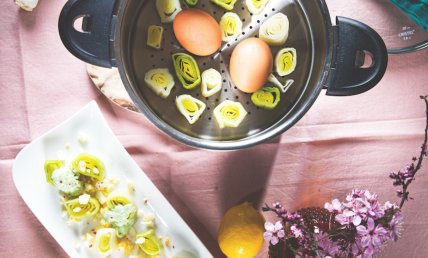 Salade de poireaux, sauce aux herbes et chèvre