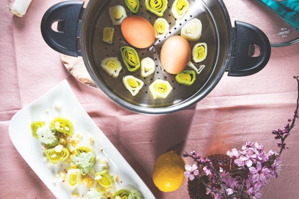 Salade de poireaux, sauce aux herbes et chèvre