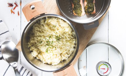SAUMON PESTO DE CORIANDRE  ET  RIZ PILAF AUX OIGNONS NOUVEAUX
