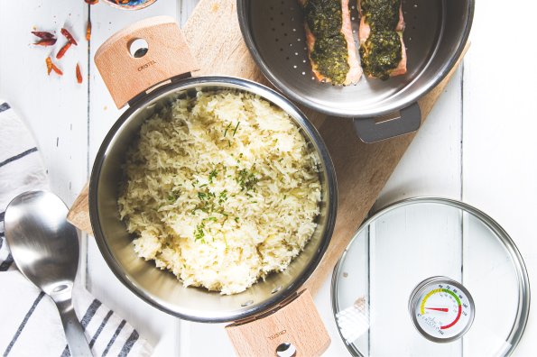 SAUMON PESTO DE CORIANDRE  ET  RIZ PILAF AUX OIGNONS NOUVEAUX