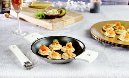 Blinis mousse d'avocat, saumon fumé et graines de chia