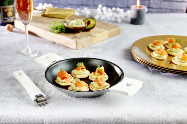 Blinis mousse d'avocat, saumon fumé et graines de chia