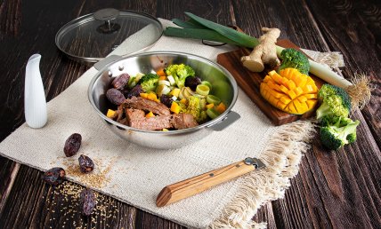 Boeuf sauté à la mangue et aux dattes