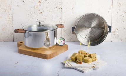 Cake aux olives noires, tomates séchées et pesto