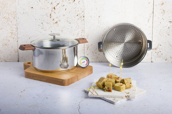 Cake aux olives noires, tomates séchées et pesto