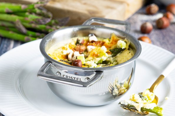 Clafoutis aux asperges, noisettes et parmesan