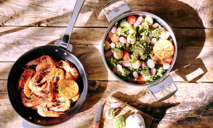 Crevettes poêlées ail et persil, légumes sautés