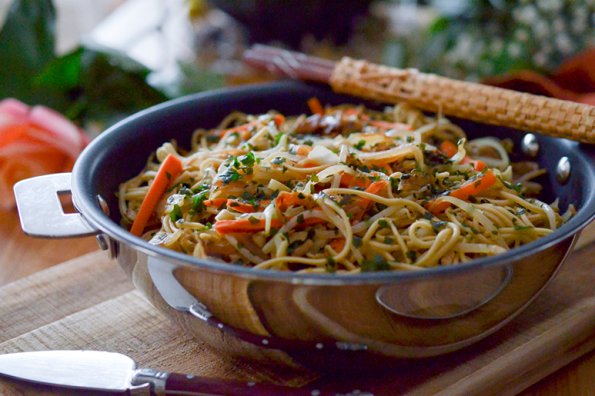 Wok de nouilles au poulet et haricots Mungo