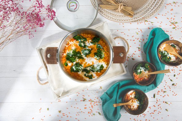 Dahl de lentilles corail et épinards
