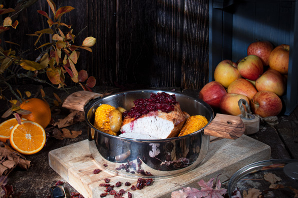 Putenbrust mit Cranberry-Soße und Bratkartoffeln, gegrillte Maiskolben
