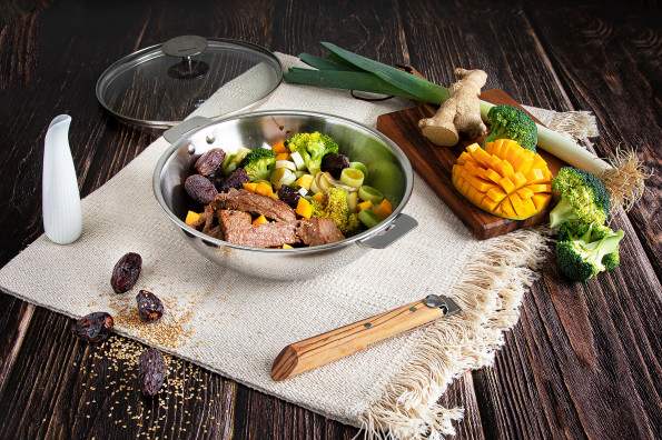 Boeuf sauté à la mangue et aux dattes