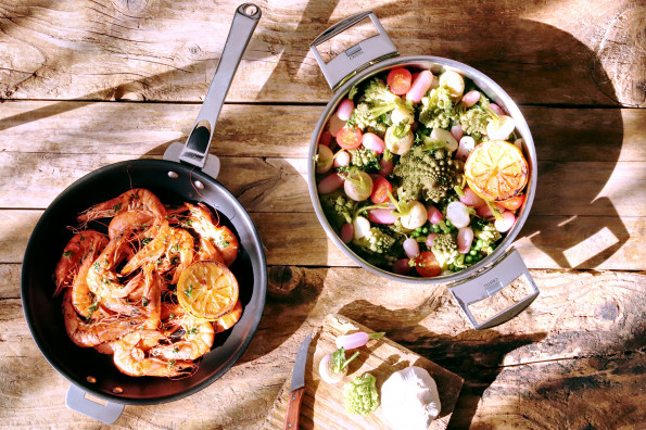 Crevettes poêlées ail et persil, légumes sautés