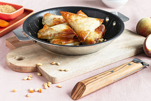 Samosa-Teigtaschen mit Schweinefleisch und Pfirsich