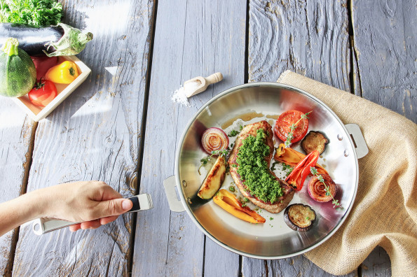 Noix de veau, crumbles de persil et petits légumes