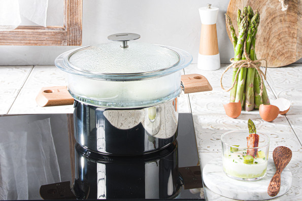 Oeufs cocotte et mouillettes d'asperges vertes au bacon