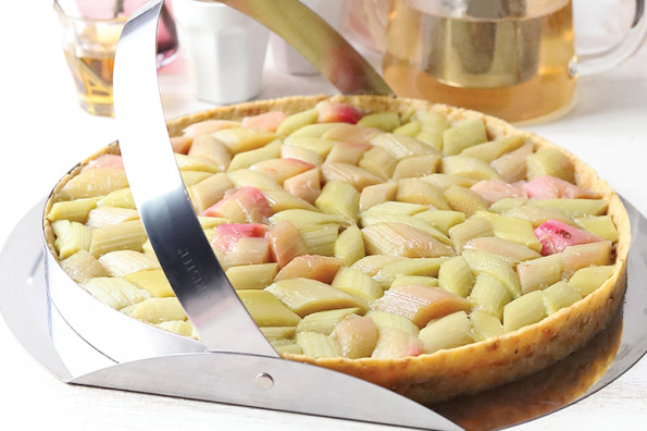 Tarte à la rhubarbe et crème de noisette