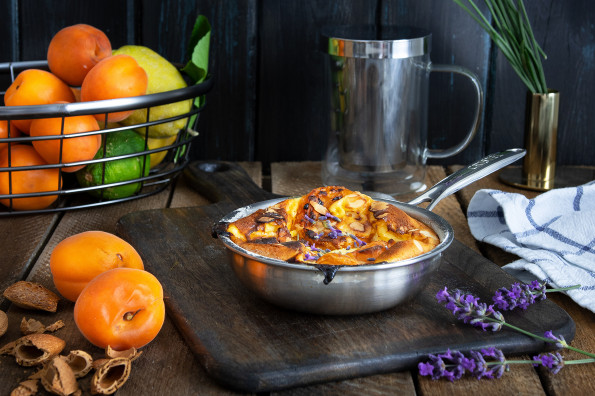 Flognarde aux abricots, amandes et lavande