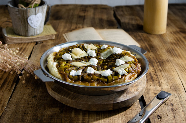 Spargel-Tarte-Tatin mit Ricotta und Parmesan