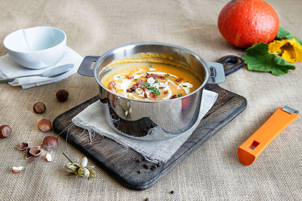 Velouté de potiron aux lardons et noisettes