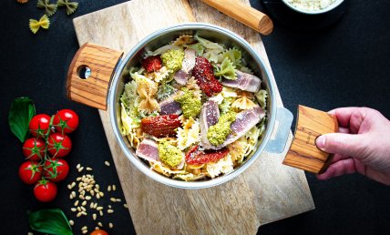 Farfalles au thon snacké et pesto