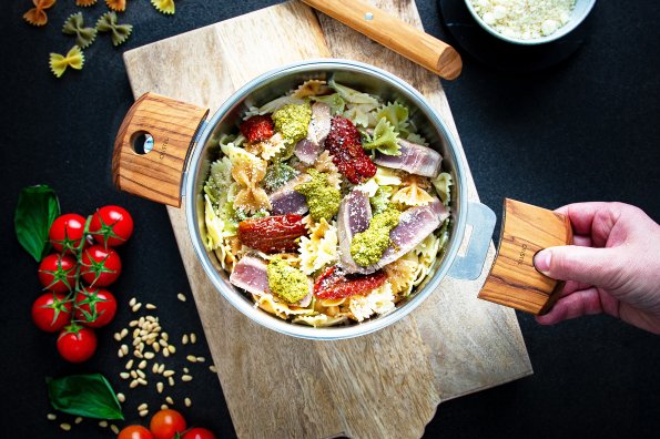 Farfalles au thon snacké et pesto