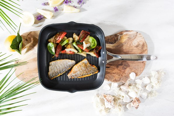 Filet de dorade royale cuit sur peau, artichaut poivrade et condiments méditerranéens