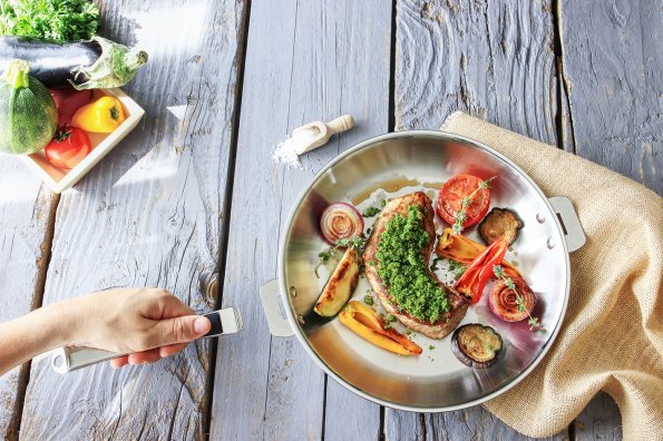 Noix de veau, crumbles de persil et petits légumes